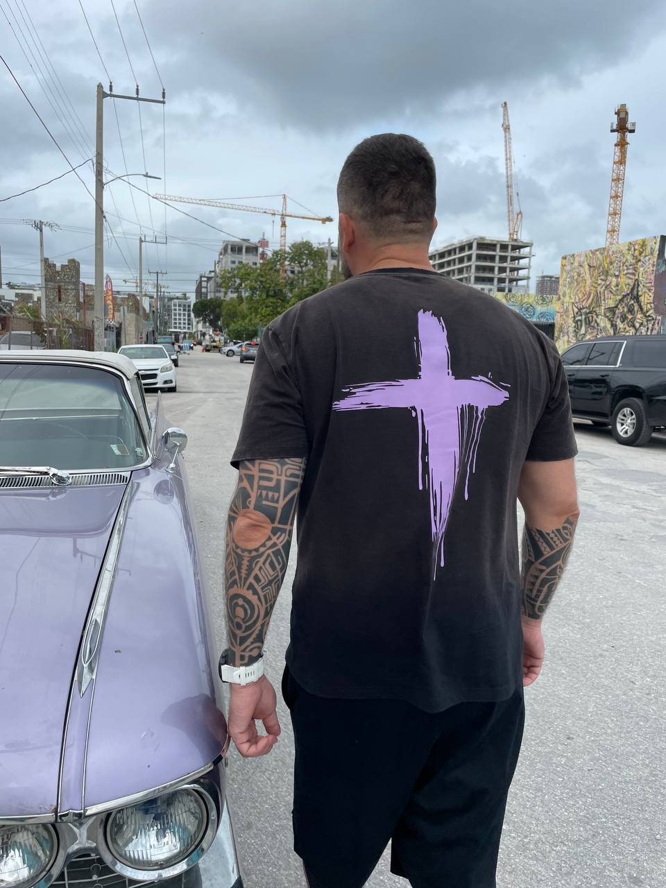 Color Cross Logo Painted Model T-shirt